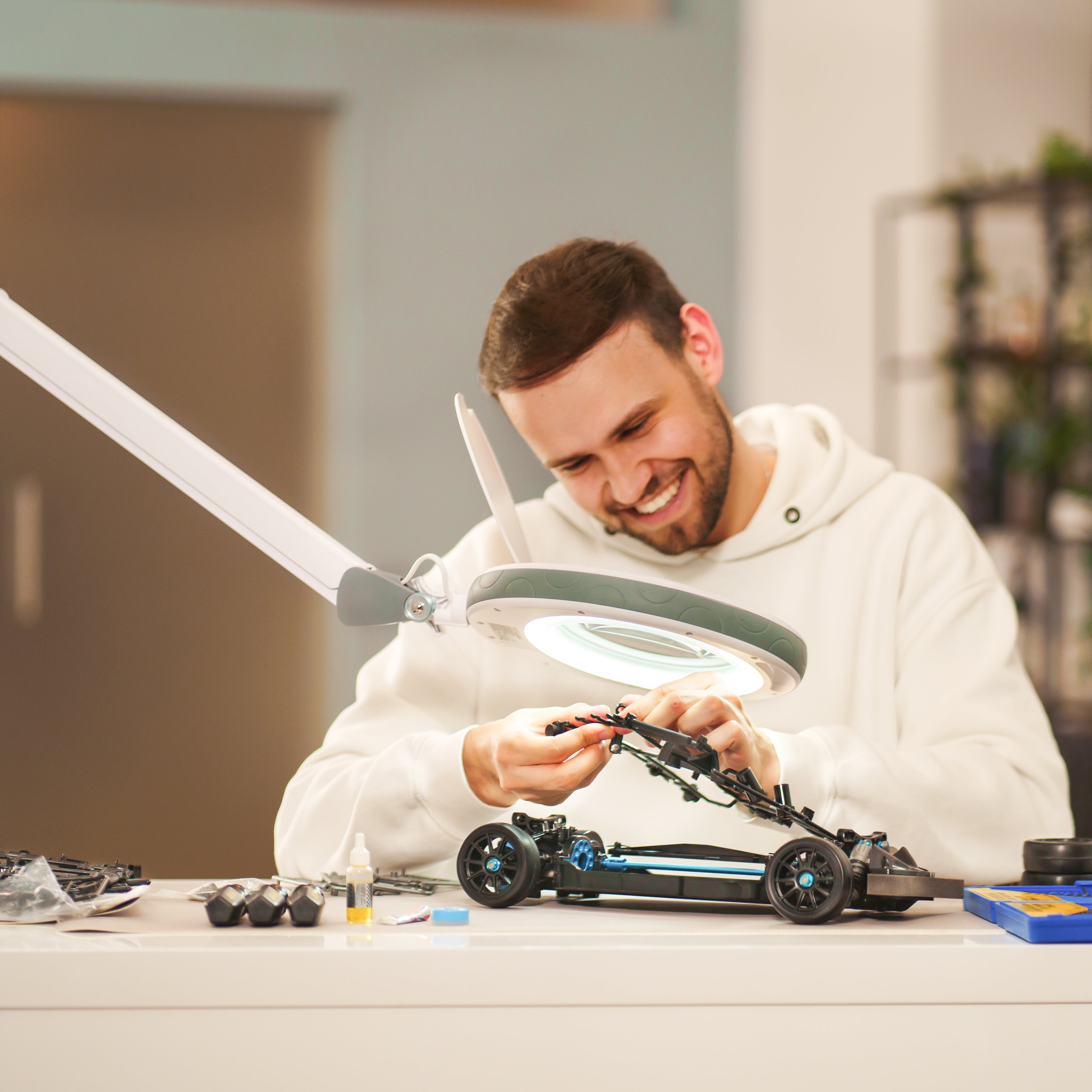 Lampada LED Lumeno 851X durante lavori di saldatura precisi - la lente in vero vetro da 152 mm consente lavori di elettronica e modellismo minuziosi, con ingrandimento ottimale e illuminazione non abbagliante