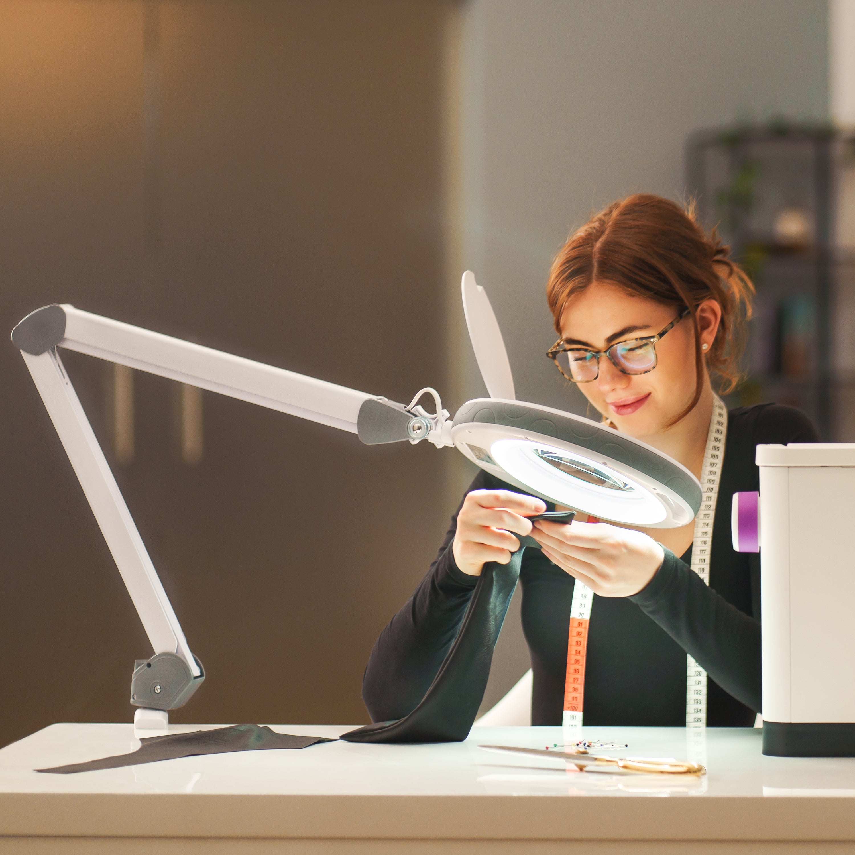 Lavoro di cucito preciso con la lampada LED Lumeno 851X - illuminazione uniforme e ingrandimento per un lavoro minuzioso su tessuti e motivi delicati