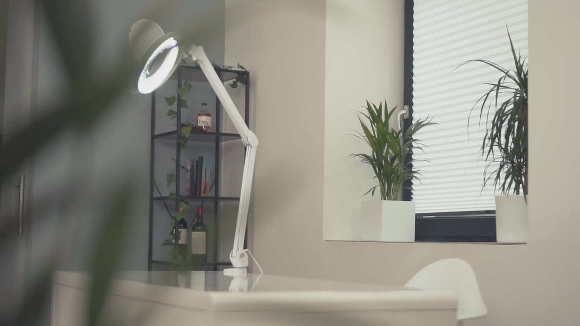 Vidéo : Lumeno 721X Lampe-loupe/Lampe d'atelier 60 LED, protection en caoutchouc coloré en utilisation