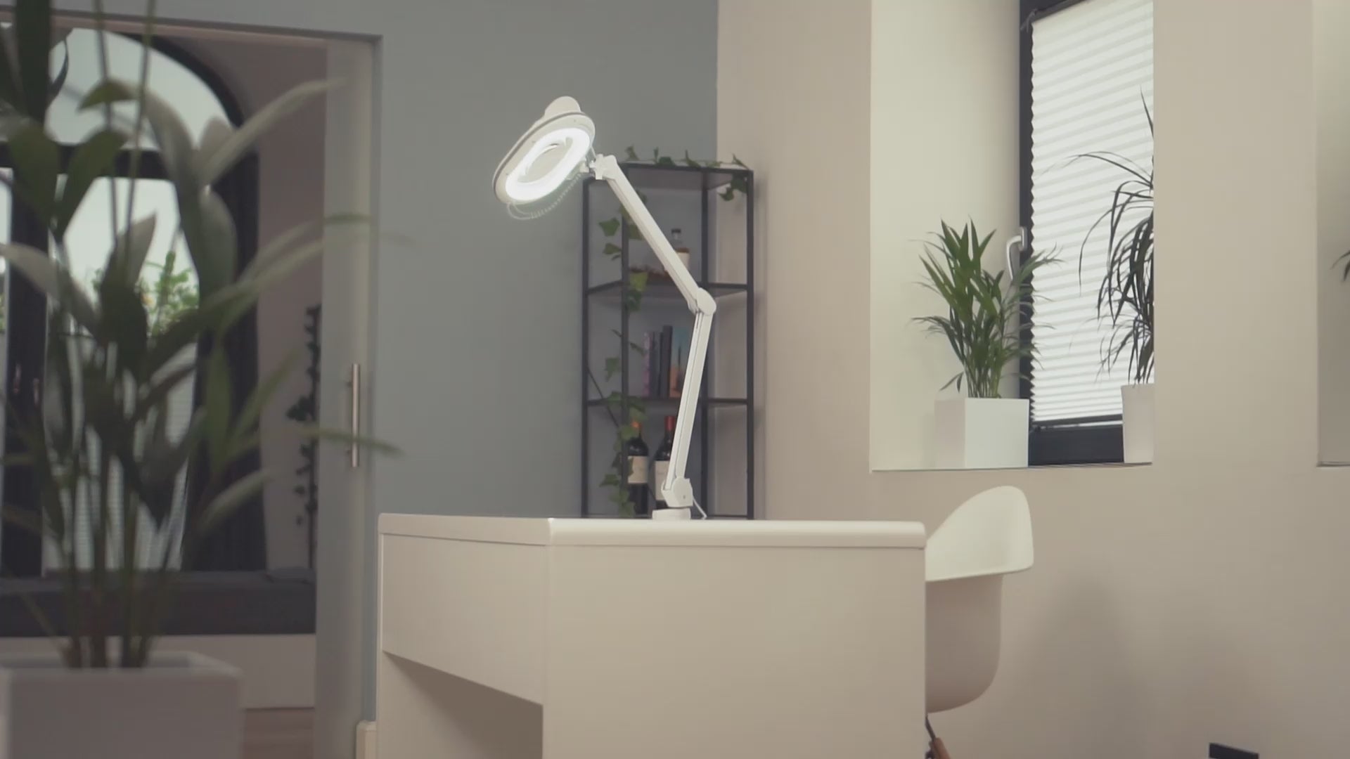 Vidéo : Lumeno 861XGR Lampe-loupe/Lampe de travail 60 LED lentille ovale limpide anneau en caoutchouc en utilisation
