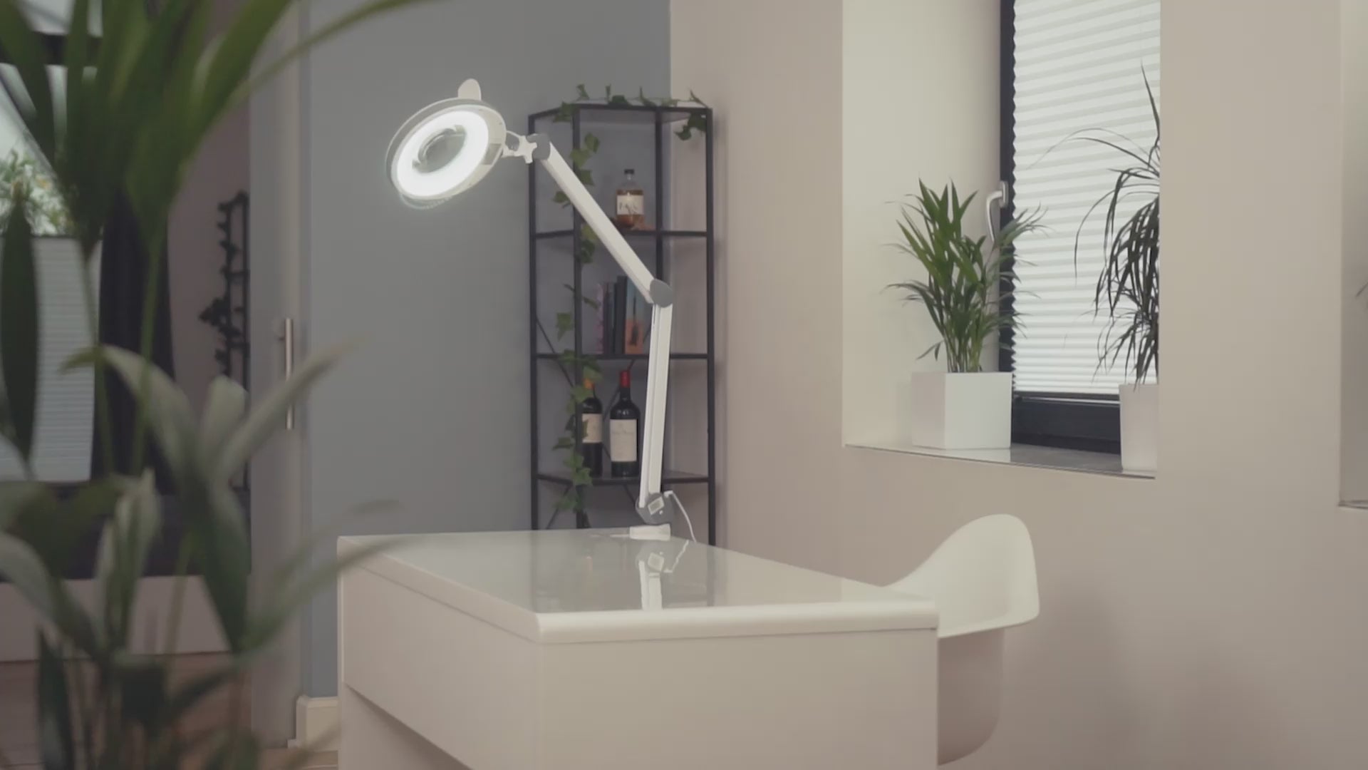 Vidéo : Lampe loupe LED Lumeno série 8213/8215 à luminosité réglable, grise en utilisation