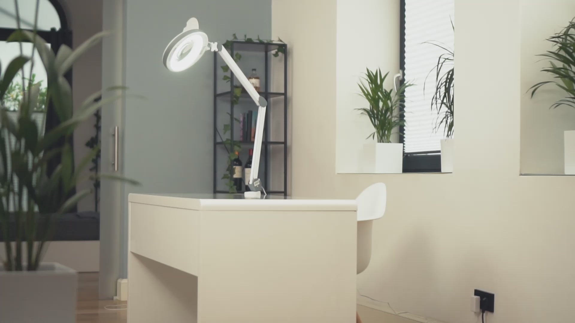 Video: Lumeno LED lampada d'ingrandimento serie 851X, con lente in vero vetro da 152 mm, dimmerabile, grigio in uso