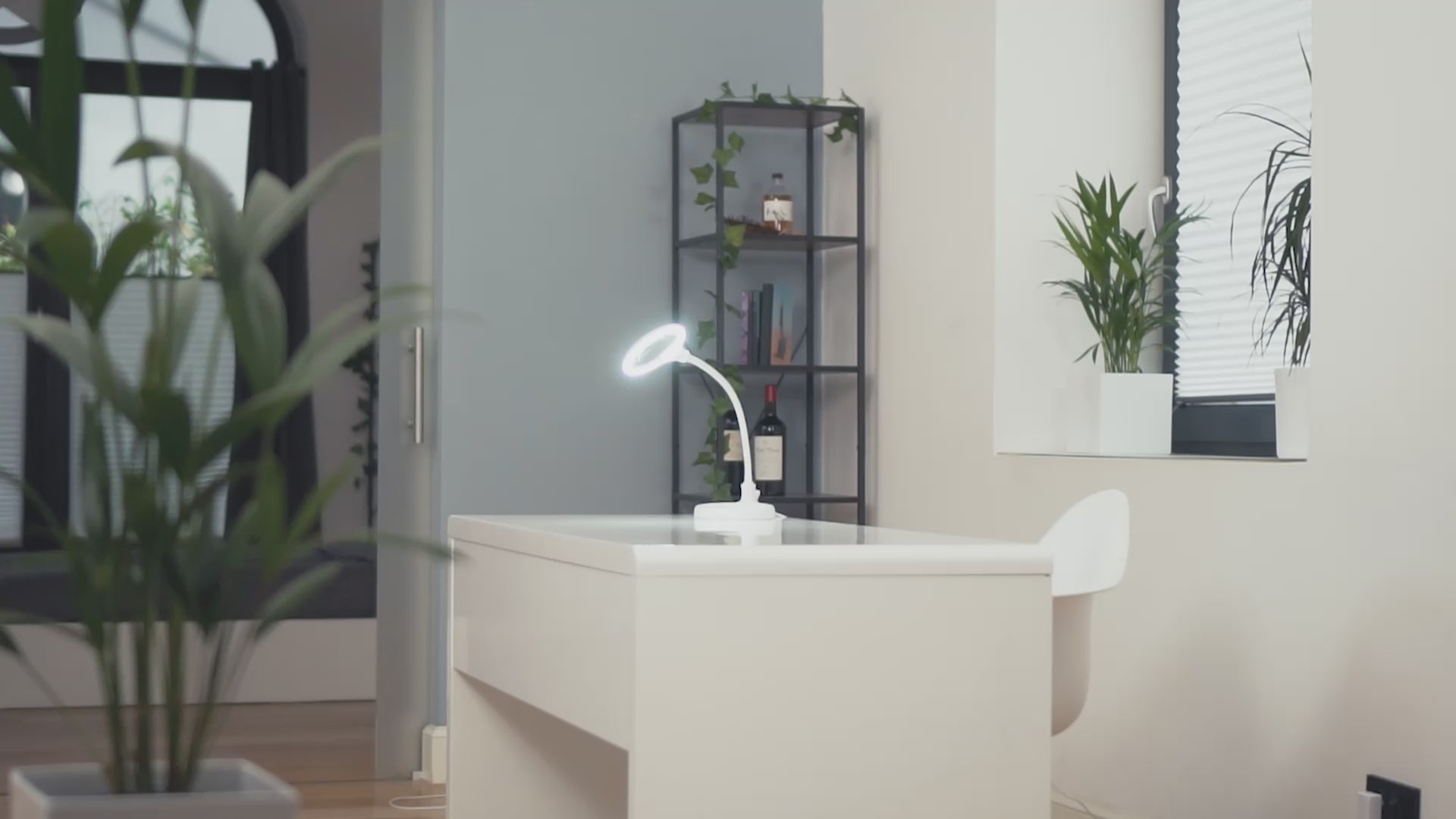 Vidéo : Lampe à pince LED Lumeno 680X avec 30 LED SMD, 6 Watt et 550 Lumen en utilisation