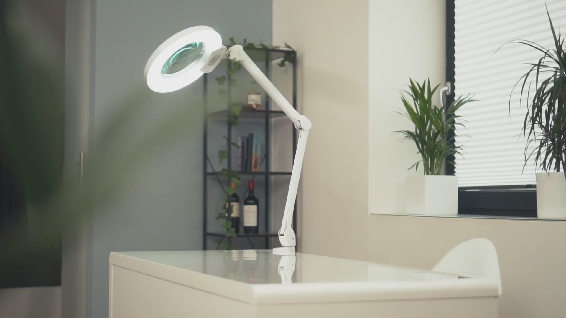 Vidéo : Lampe loupe LED Lumeno 824XPRO à intensité variable avec éclairage à segments et boîtier métallique en utilisation