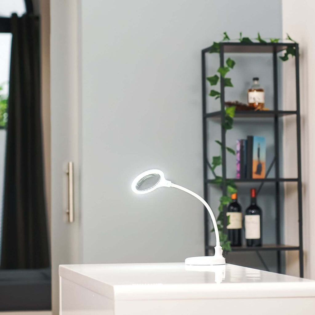 Lampe à pince LED Lumeno 680X allumée avec anneau lumineux LED éclatant