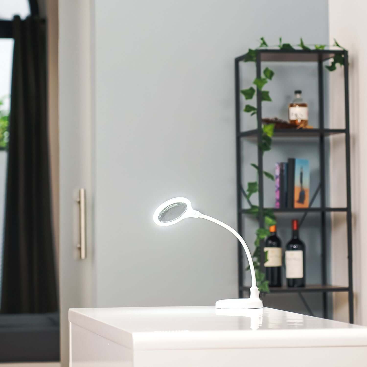 Lampe à pince LED Lumeno 680X allumée avec anneau lumineux LED éclatant