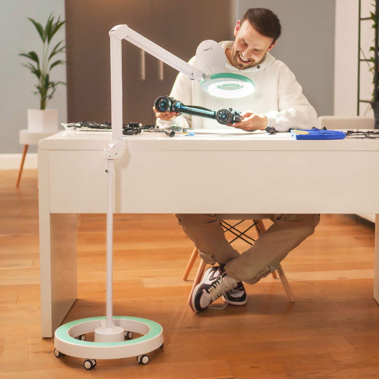 Lampe-loupe Lumeno 721X sur statif roulant pour le modélisme à l'établi
