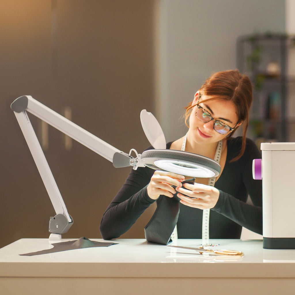 Lampada Lumeno 821X in uso per cucito e lavori di dettaglio