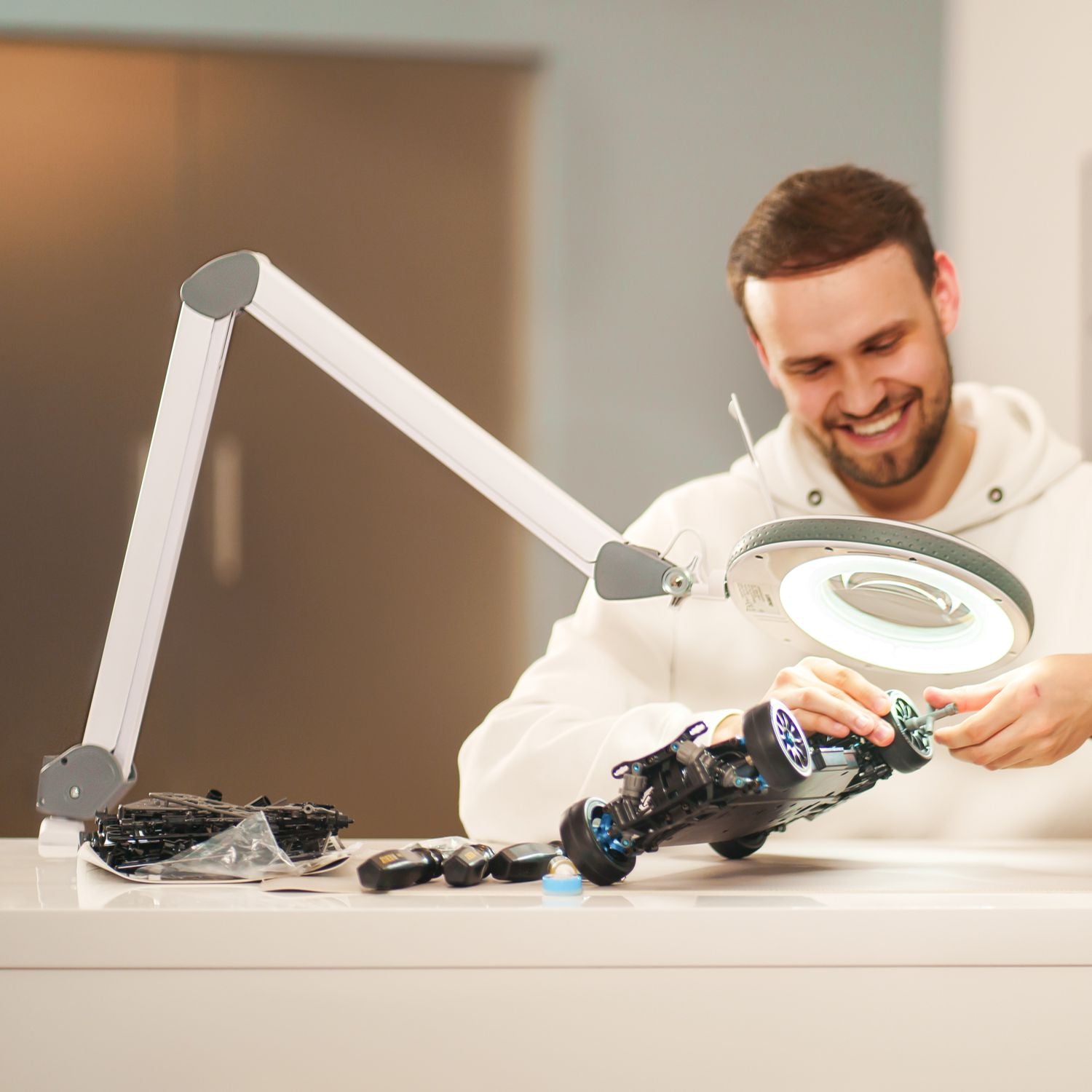 Lampada Lumeno 821X per il modellismo: controllo dei dettagli sotto luce LED