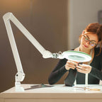 Lampe-loupe Lumeno Lambda M utilisée pour des travaux de couture
