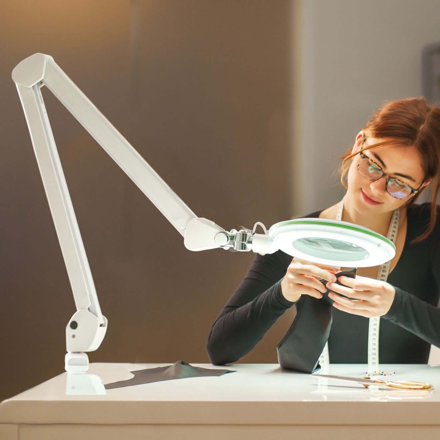 Lampe-loupe Lumeno Lambda M utilisée pour des travaux de couture