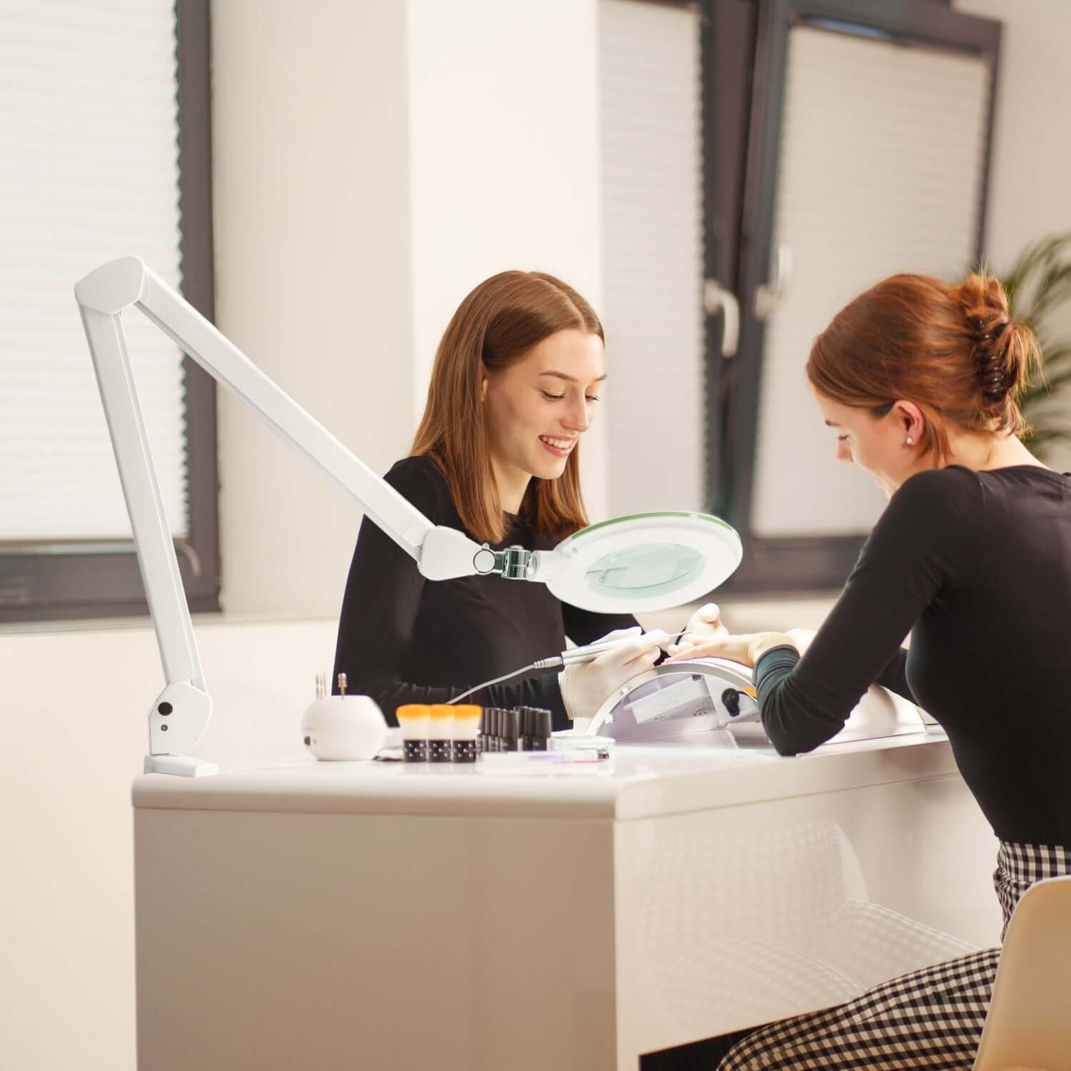 Lampe-loupe Lumeno Lambda M dans un salon de manucure