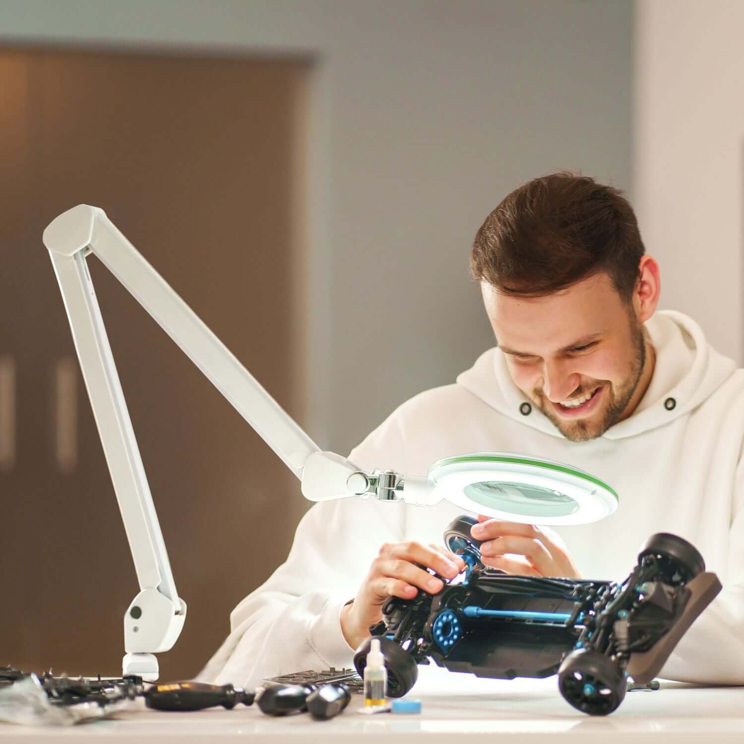 Lampe-loupe Lumeno Lambda M pour le modélisme sous lumière LED