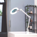 Lampe-loupe Lumeno 824XPRO avec pince de table, allumée dans une pièce