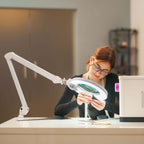 Lampe-loupe Lumeno 824XPRO utilisée pour des travaux de couture