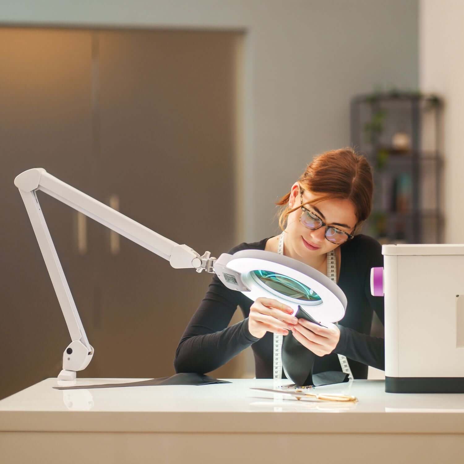 Lampe-loupe Lumeno 824XPRO utilisée pour des travaux de couture
