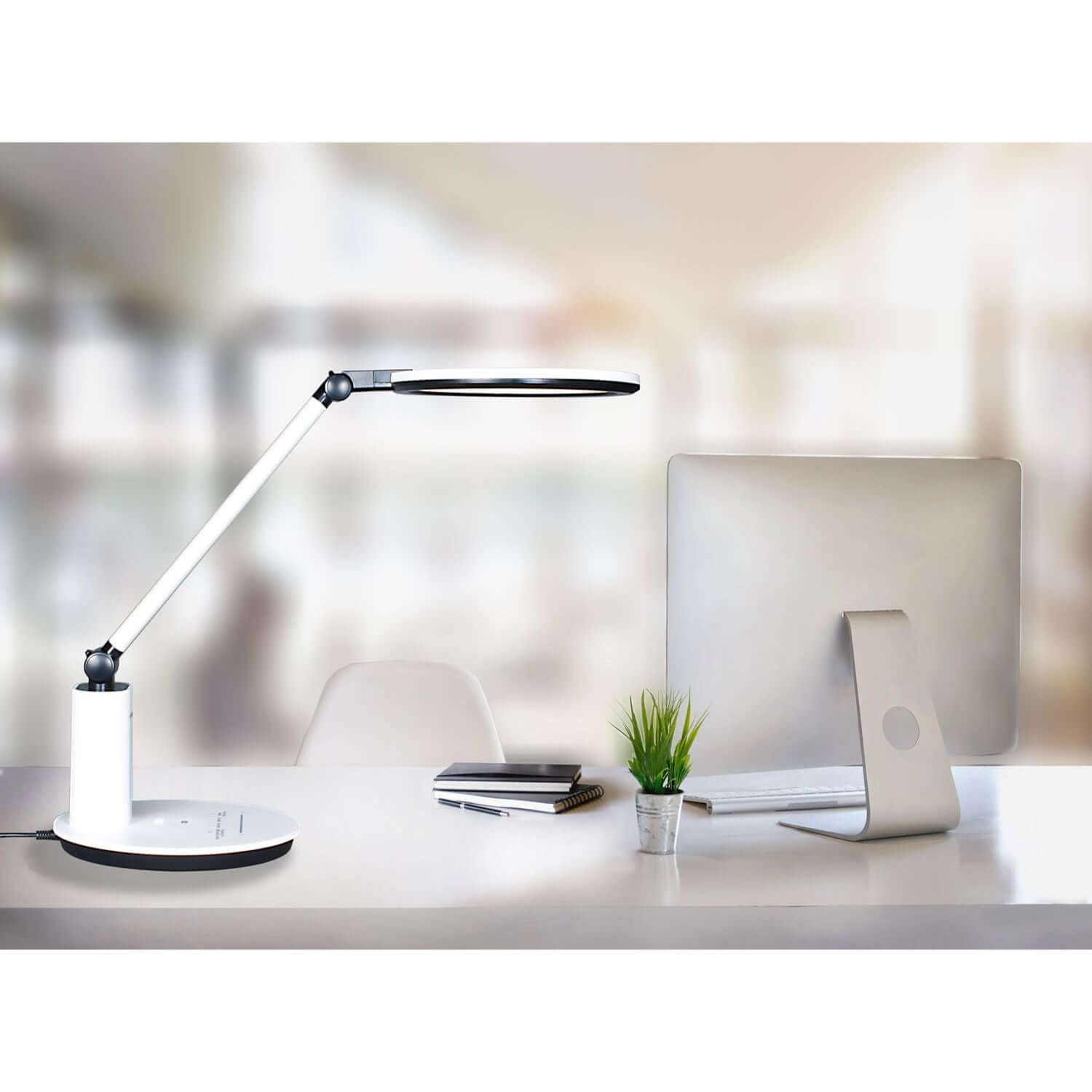 Lampada da tavolo LED Lumeno a una postazione informatica, luce non abbagliante